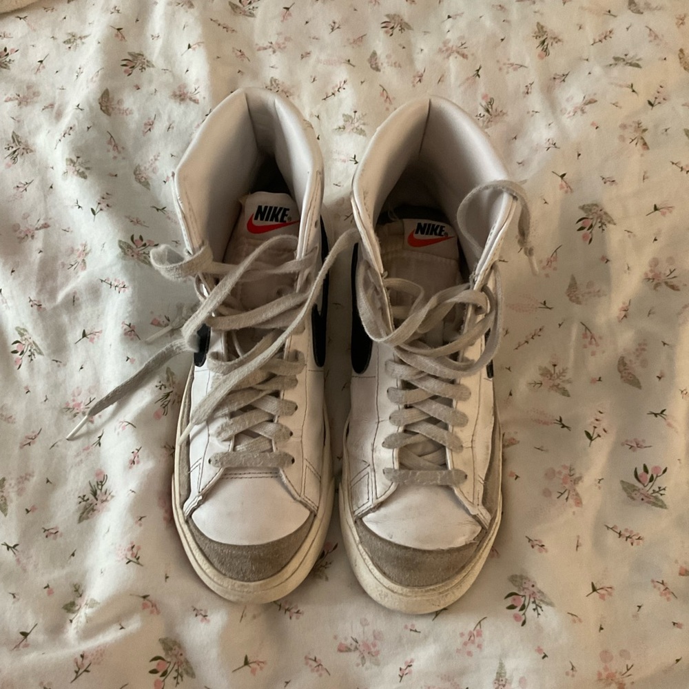 Nike Blazers in White and Black WOMANS SIZE 7
